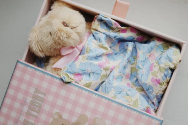 TINY BEAR Display – 12 bamser i blandede materialer